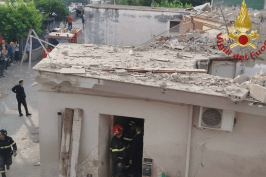 Σπίτι κατέρρευσε μετά από έκρηξη αερίου στη Νάπολη